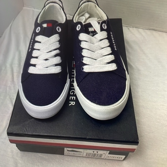 Youth size 1 Tommy Hilfiger Blue Canvas Sneakers new in box Summer, Kids, play - Picture 7 of 9